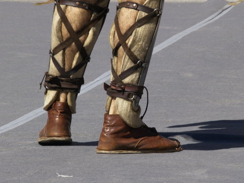 Sandalias y proteccion en las piernas de gladiador