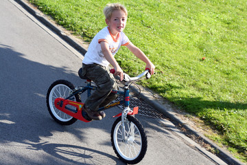 Enfant à vélo