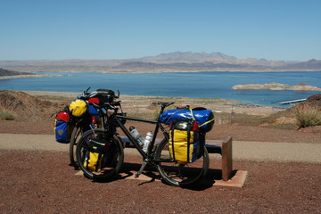 Obraz premium Fahrradtour in den USA, im Hintergrund der Lake Mead