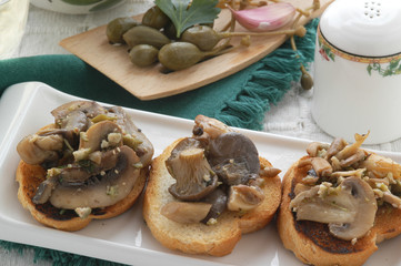 Crostini ai porcini e capperi - Antipasti Trentino Alto Adige