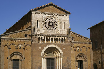 Fototapeta na wymiar Starożytny kościół San Pietro w Tuscania