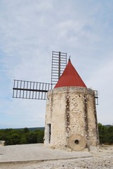 Moulin et une meule pos&eacute;e sur son mur