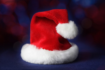Obraz na płótnie Canvas red Santa Christmas hat, blue background