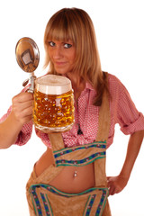 Frau in Lederhose mit Bierglas