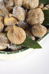 Dried figs and bay leafs in a bowl