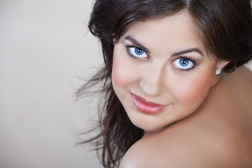 Obraz premium beautiful woman with brown hair, natural make-up