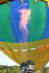 Obraz premium Gonflage montgolfière avec un bruleur gaz