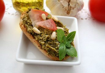 pesto auf brot