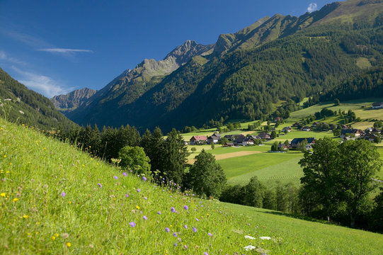 Dorf in den Alpen