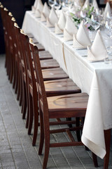 Tavola in festa con sedie