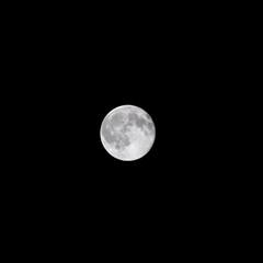 Obraz premium A beautiful harvest moon over a dark night sky.