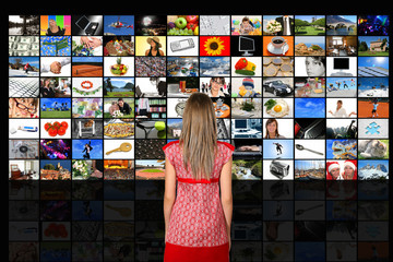 giovane ragazza guarda televisioni