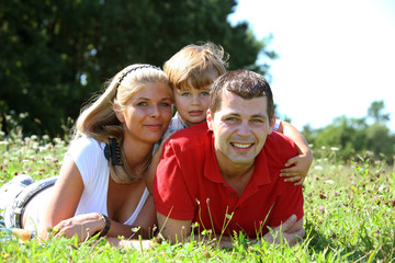 Fototapeta premium Junge Familie mit einem Kind