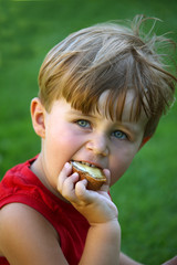 Junge mit Brot und Butter