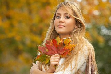 Naklejka premium Beautiful sexy woman in natural autumn outdoors
