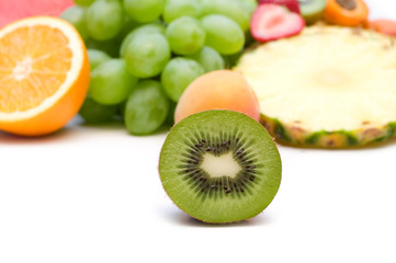 Obraz na płótnie Canvas slice kiwi on fruits background