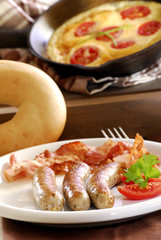 Würstchen und Speck