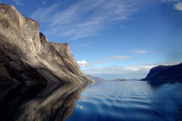 reflets rose de roches en arctic