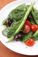 Salad of spinach leaves with green beans