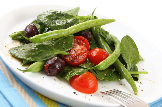 Salad of spinach leaves, chery tomatoes, and green beans