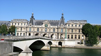 Plakat Louvre na lewym brzegu