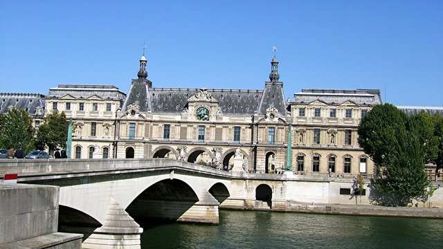 Le Louvre vue de la rive gauche