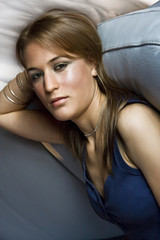 Fototapeta premium Viso di modella su un divano