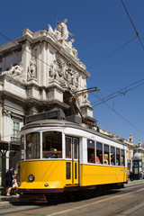 Fototapeta na wymiar Typowe Tramwaj w Commerce Square, Lizbona, Portugalia