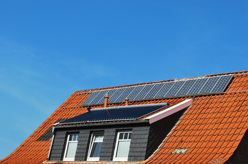 Solarzellen auf einem älteren Dach