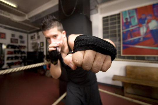 Boxer im Ring mit Bandagen