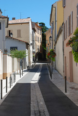 Fototapeta na wymiar Picturesque little street in the provence (south of France)