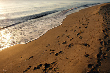 trace de pied dans le sable d'une plage corse
