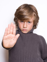 stop arrêt arrêter stopper enfant garçon main regard sérieux