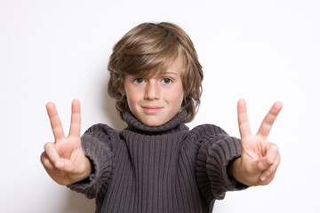 victoire gagnant enfant garçon doigt signe premier vainqueur lau