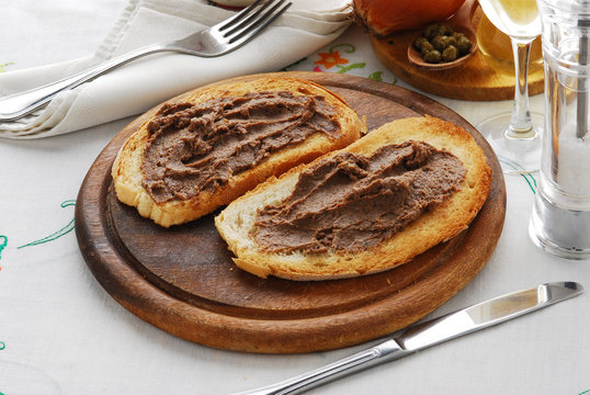 Crostoni con fegatini e salvia - Antipasti Toscana