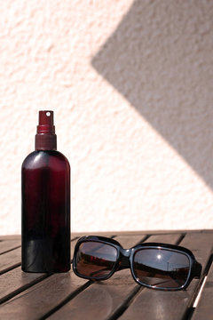 Vaporisateur de cr&egrave;me solaire, lunette de soleil et parasol