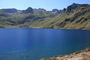 Fototapeta na wymiar Blue Lake w Bigorre (Hautes-Pyrénées)