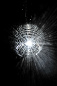 Nachtleben - Lichtstrahlen in einer Diskokugel