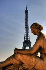 Fototapeta na wymiar Paris - Złoty posąg trzyma wieżę Eiffla
