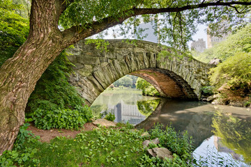 Een stenen brug, Gapstow Bridge, in Central Park, NY.