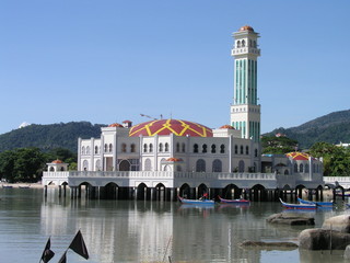 Fototapeta premium Mosque by the sea with fishing boats in Penang
