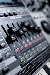 drum machine with build-in mixer