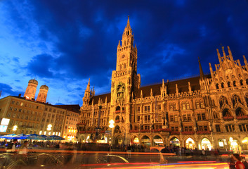 Fototapeta na wymiar Scena nocy z ratusza na Marienplatz w Monachium