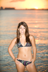 Obraz premium Beautiful Young woman at sunset