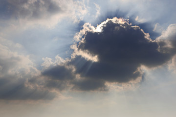 Fototapeta na wymiar Dramatyczne niebo z promieni słonecznych