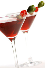 Zwei Cocktails mit Oliven