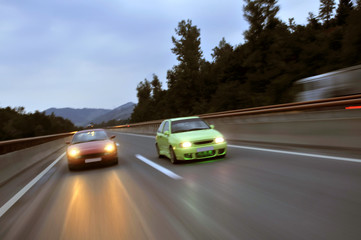 Fototapeta na wymiar szybki samochód wyścigowy prędkość na autostradzie zrobione z długich ekspozycji