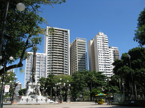 Immeubles blancs, ciel bleu, Rio. Brésil.