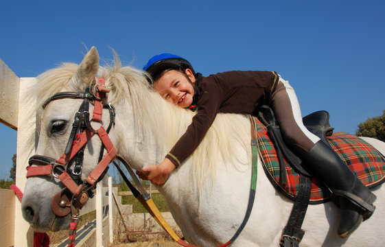 fillette et son poney shetland