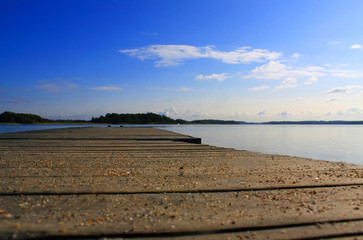 Ein Bootsanleger am Wasser